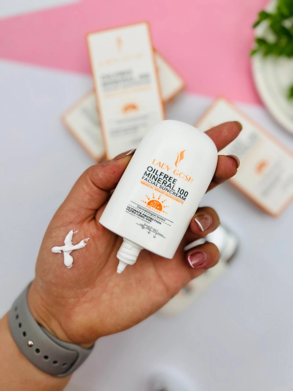 کرم ضدآفتاب  با پوشش کرم پودری  SPF50